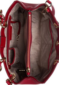 Rote Leder-Tote-Tasche mit goldenen Beschlägen, ausgestattet mit einem Reißverschlussfach, mehreren Taschen und einem gemusterten beigen Futter.