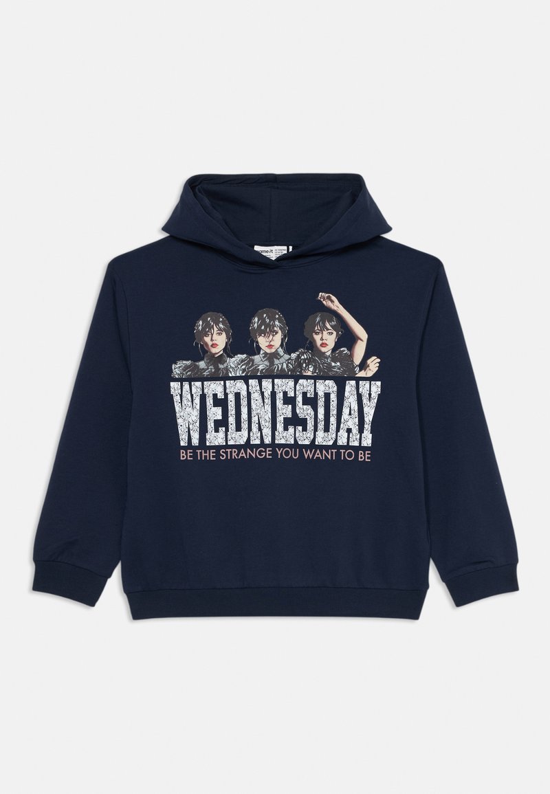 Hoodie bleu marine avec trois femmes illustrées au-dessus du grand texte blanc "WEDNESDAY" et du texte plus petit "SOYEZ L'ÉTRANGE QUE VOUS VOULLEZ ÊTRE."