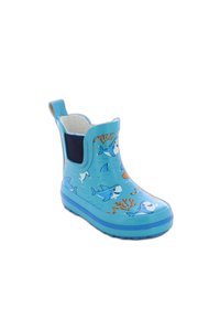 Botte de pluie en caoutchouc bleu avec des motifs de requin et des accents corail, présentant une hauteur de cheville courte, une semelle texturée et un panneau élastique pour un enfilage facile.