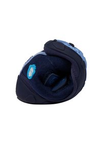 Dunkelblaue Kinderschuhe mit einem Innenfutter aus Filz, rutschfester Gummisohle und hellblauen Akzenten. Einzigartiges Design, Ferse und flexible Form sichtbar.