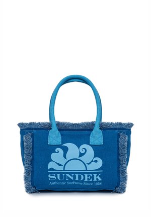 Borsa tote in tessuto blu con bordi sfrangiati e due manici, con logo sole e la scritta "SUNDEK Authentic Surfwear Since 1958" sul davanti.