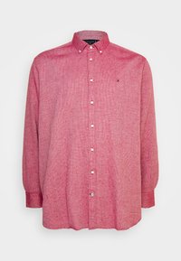 Rotes Langarm-Hemd mit Knopfleiste aus strukturiertem Stoff, mit weißen Knöpfen, einem Button-Down-Kragen und einem kleinen Logo auf der Brusttasche.