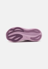 Lila Gummisohle mit strukturierten Grifffmustern und abgerundetem Design. Glatte Oberfläche aus weichem, flexiblem Material. Leichtes und ergonomisches Design.