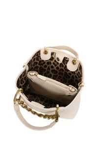 Borsa in pelle bianca con dettaglio a catena dorata sulla tracolla. L'interno presenta una fodera a stampa leopardata con una tasca con zip per riporre oggetti.