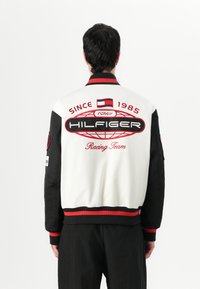 Tommy Hilfiger F1 MOVIE GRAPHIC VARSITY JACKET - Geacă bomber - white/red/black