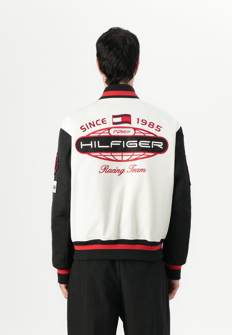 Tommy Hilfiger F1 MOVIE GRAPHIC VARSITY JACKET - Geacă bomber - white/red/black