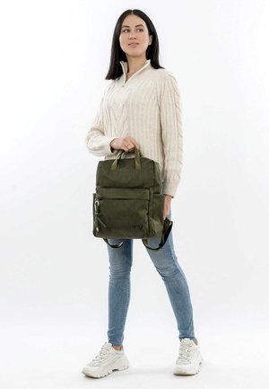 Zaino testurizzato verde oliva con manici superiori doppi, spallacci regolabili, tasca frontale con zip e design minimalista.