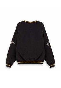 Sudadera negra con cuello y dobladillo acanalados amarillos. Las mangas largas presentan un diseño bordado en el brazo izquierdo. Textura de tejido suave.