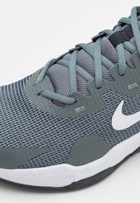 Nike Performance AIR MAX ALPHA TRAINER 5 - Scarpe da allenamento - smoke grey/white/dark smoke grey/dark grey