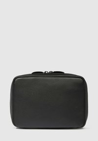 Zwarte leren toilettas met een rechthoekige vorm, een gestructureerd oppervlak en een dubbele ritssluiting aan de bovenkant. Minimalistisch ontwerp zonder zichtbare accenten.