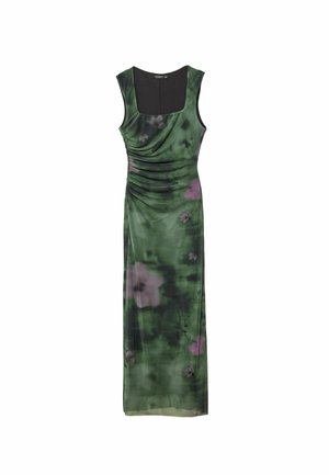 Robe maxi sans manches en vert avec un motif floral. Présente un tissu drapé et un décolleté carré. Texture douce et lisse.
