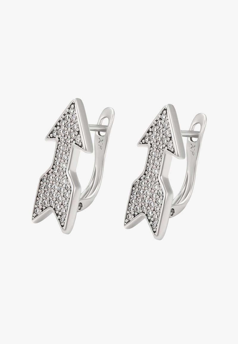 Pár stříbrných náušnic ve tvaru šipky, osazených malými jasnými krystaly, zabezpečených závěsnými zámky.