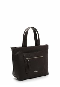 Ledertasche in Dunkelbraun mit strukturierter Oberfläche, zwei Griffen, einer vorderen Reißverschlusstasche und minimalistischem Design.