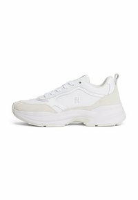 Białe sneakersy wykonane z materiałów skórzanych i zamszowych, z masywną podeszwą, okrągłym noskiem, sznurowanym przodem oraz teksturowymi akcentami po bokach.