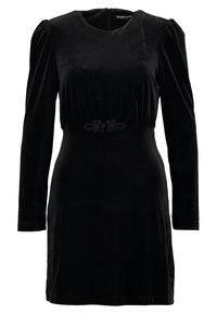 Vestido de terciopelo negro con mangas largas abullonadas, escote redondo y cintura ajustada. Presenta un acento floral en la cintura y un cierre de cremallera en la parte posterior.