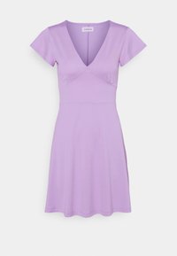 Lila kortärmad klänning med V-ringning, figurnära midja och utflugen kjol. Tillverkad av en mjuk tyg med rynkade detaljer vid halslinningen.