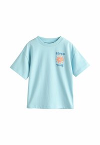 Hellblaues Kurzarm-T-Shirt mit geripptem Kragen und einer orangefarbenen Sonnen-Grafik mit dem Text "BEACH TIME" auf der Brust.