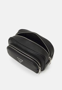 Borsetta cosmetica nera in pelle con due scomparti con zip, superficie testurizzata, accessori in argento e un accentuato logo triangolare.