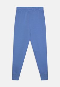 Niebieskie spodnie dresowe wykonane z miękkiego materiału, wyposażone w elastyczny pas, zwężane nogawki oraz subtelne szwy boczne dla uzyskania eleganckiego wyglądu.