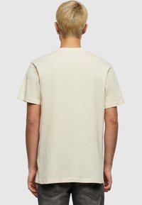Korte mouw beige t-shirt van zachte stof, met een relaxte pasvorm en een ronde hals ontwerp, met een gladde textuur en eenvoudige constructie.