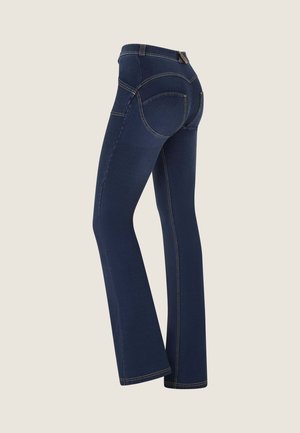 Jeans a campana blu scuro in denim con cuciture evidenti, dotati di due tasche posteriori e una vita a media altezza.