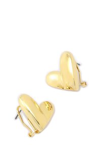 Boucles d'oreilles en forme de cœur en or avec une surface lisse et brillante et un design à clip, présentant une forme arrondie et effilée pour le confort.