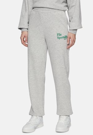 Grå sweatpants lavet af blødt stof, med elastisk talje og et grønt "Fila Sportslife" logo på siden. Lige ben-design.
