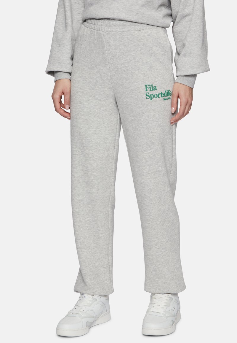 Grijze sweatpants gemaakt van zachte stof, met een elastische tailleband en een groen "Fila Sportslife" logo aan de zijkant. Recht model.