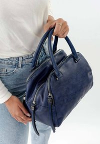 Navyblaues Handtasche aus strukturiertem Leder, mit doppelten Henkeln und silberner Hardware. Verfügt über doppelte Reißverschlüsse und seitliche Quasten für zusätzliche Details.