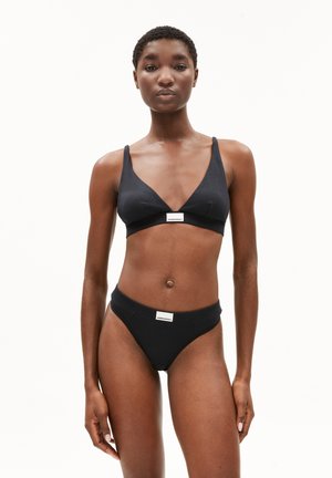 Zwarte katoen bralette met een diepe V-halslijn en verstelbare bandjes, gecombineerd met een bijpassende high-waisted string. Label op de tailleband.