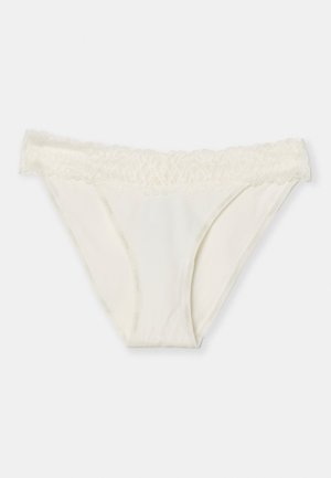 Katoenen slipjes in off-white met een kantafwerking aan de tailleband. Beschikken over een gladde textuur en een klassieke slipvorm.