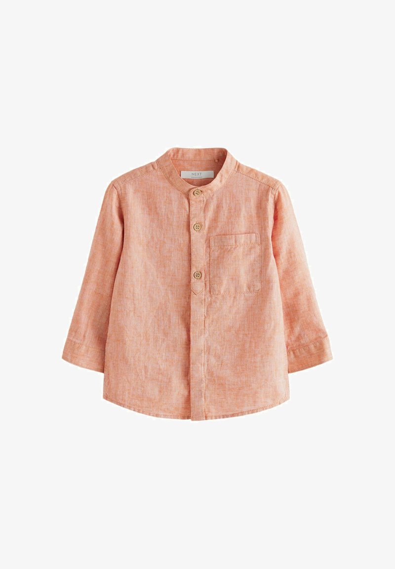 Lyseorange langærmet toddler shirt med mandarinkrave, tre træknapper foran og en brystlomme på hvid baggrund.