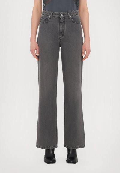 Jeans a vita alta e gamba larga in denim grigio scuro, caratterizzati da un classico design a cinque tasche e dettagli di cucitura visibili.