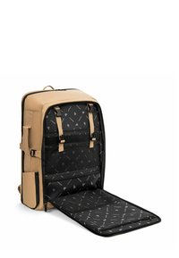 Mochila marrón con forma estructurada, cuenta con un interior negro con compartimentos de malla y una apertura con cremallera para un acceso fácil.