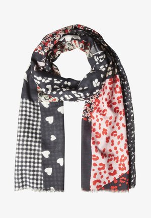 Bufanda con patrones mixtos que incluyen cuadros vichy en blanco y negro, corazones blancos, flores rojas y blancas, manchas de leopardo rojas y diseños de cachemira sobre un fondo oscuro.