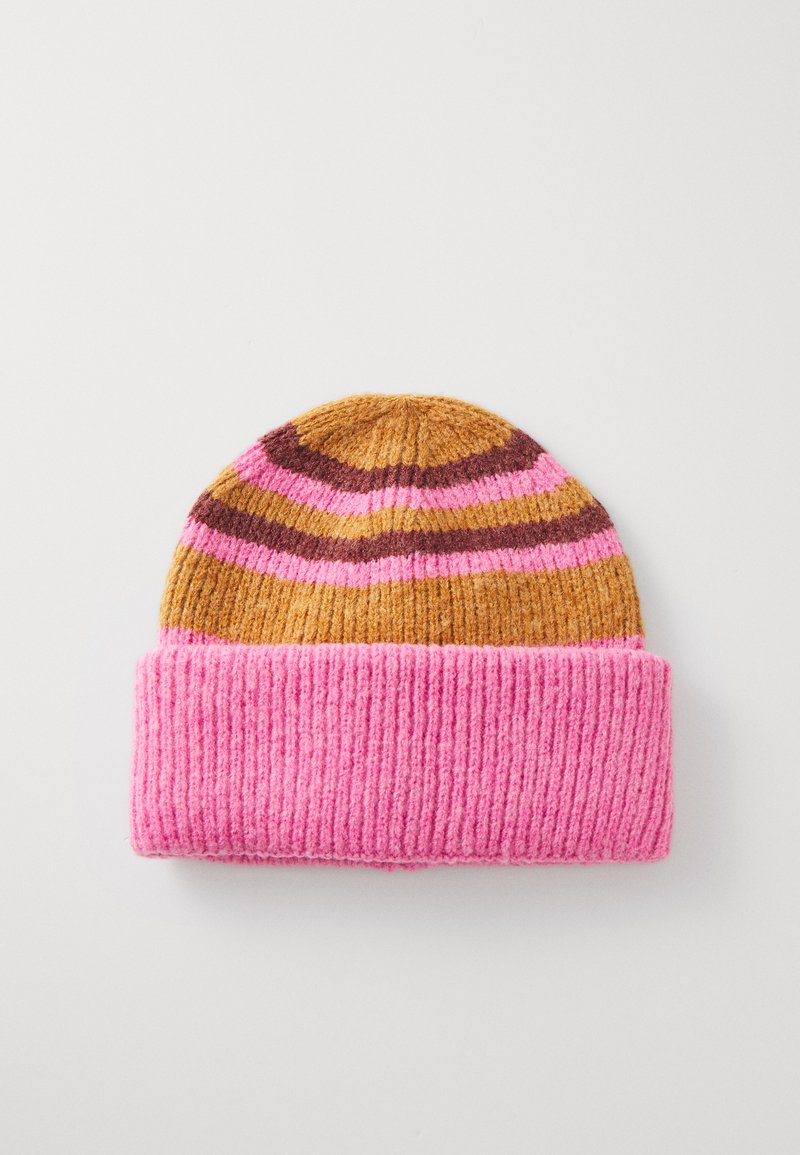 Bonnet en tricot avec un revers côtelé rose plié, une partie supérieure rayée en marron, or et rose, avec une finition texturée.