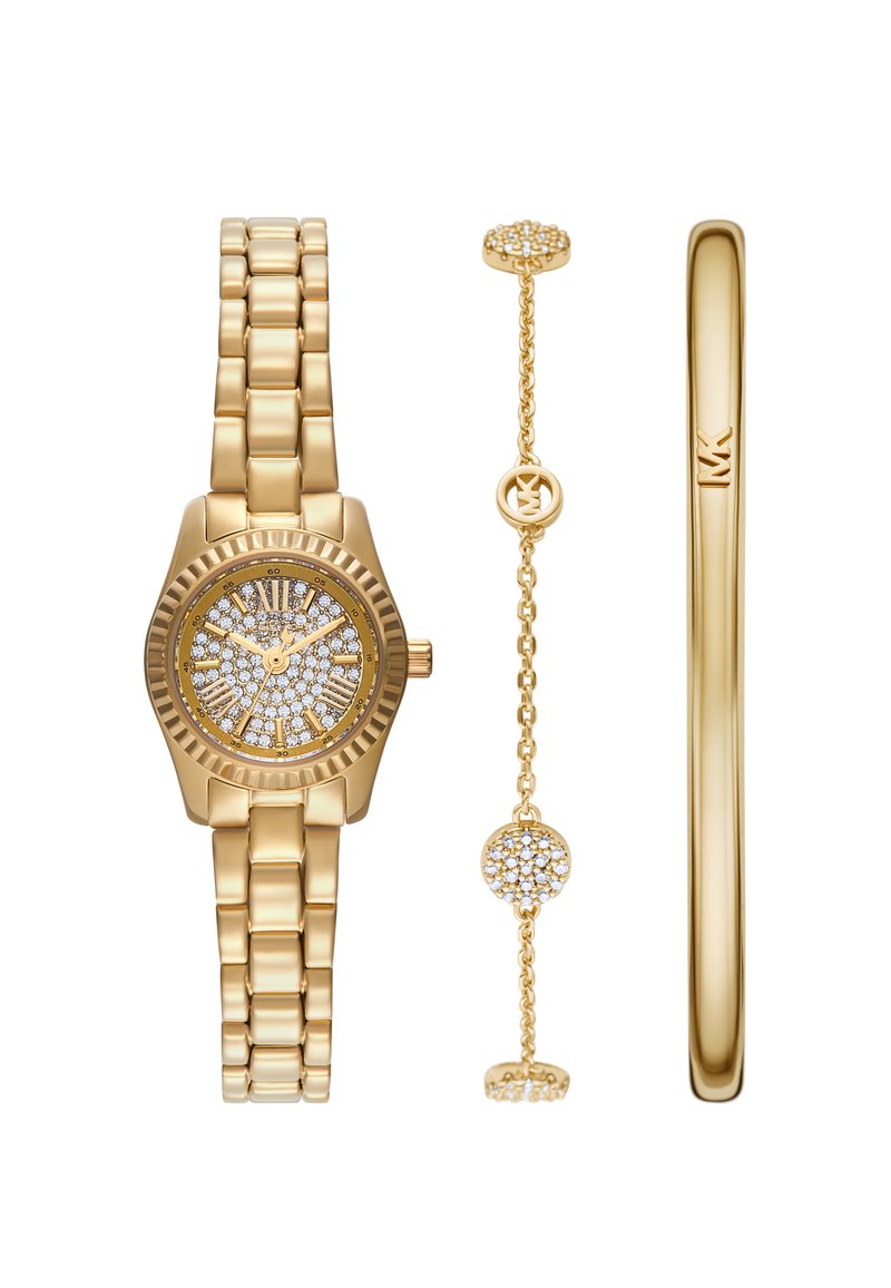 Gouden horloge met een gestructureerde band en sprankelende wijzerplaat, vergezeld van een bijpassende armband en een stijlvolle bangle, beide met accenten.