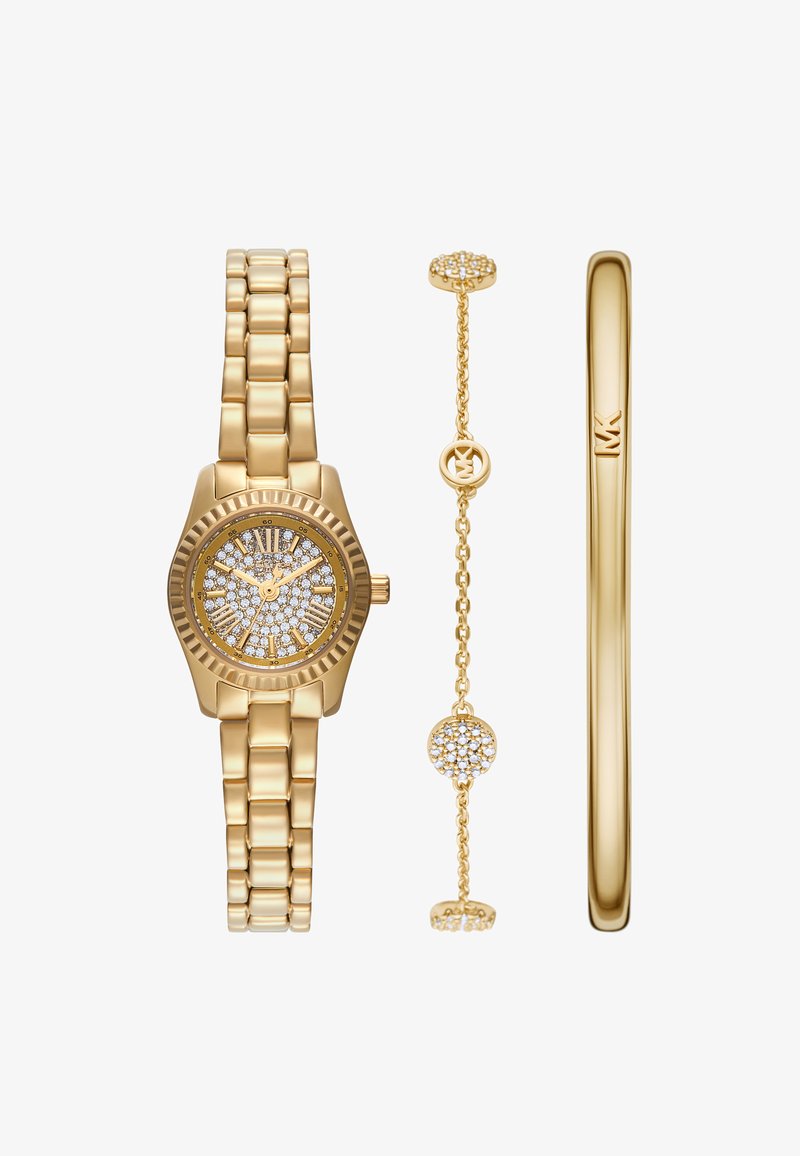 Relógio dourado com uma bracelete texturizada e mostrador brilhante, acompanhado de uma pulseira combinando e um bangle elegante, ambos com detalhes decorativos.