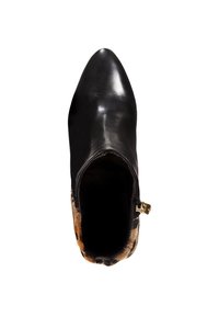 Bottine en cuir noir à bout pointu, dotée d'une fermeture éclair sur le côté et d'un accent en fourrure texturée unique dans des tons de brun et de noir.