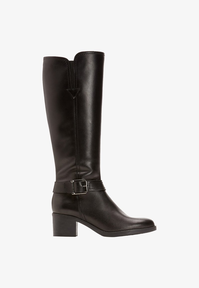 Stivale in pelle nera alto fino al ginocchio con punta arrotondata, tacco a blocco e dettaglio con fibbia sulla caviglia. Texture liscia con dettagli di cucitura minimal.