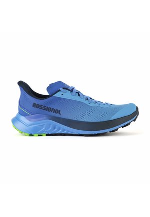 Blaue Sportschuhe mit perforiertem Obermaterial, schwarzen Akzenten und einer strukturierten Sohle mit grünen und schwarzen Traktionsnoppen. "ROSSIGNOL"-Logo sichtbar.