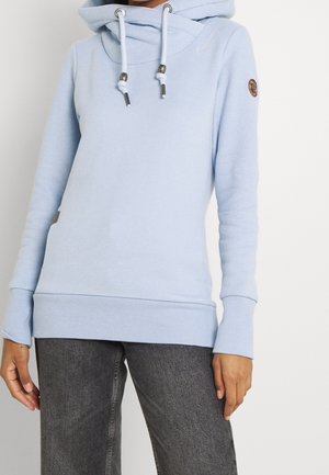 Lichtblauwe hoodie met verstelbare trekkoorden en een kangeroezak, gedragen met donkergrijze jeans, zichtbaar van schouders tot heupen.