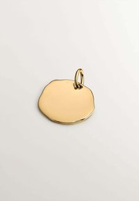 Colgante circular en tono dorado con un borde orgánico e irregular. Presenta un lazo superior para su sujeción. Superficie lisa con un acabado reflectante.