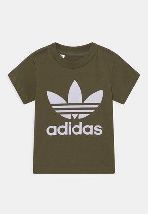 Olivgrünes kurzärmeliges Kleinkind-T-Shirt mit weißem Adidas Trefoil-Logo und Text mittig auf der Vorderseite.