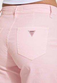 Guess Jeans WIDE  - Široke nogavice - rose