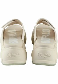 Šviesiai rudos slip-on bateliai su paminkštintomis juostelėmis, tekstūruotais pado ir įspauduotu "Buffalo" logotipu ant kulno. Lengvi, su glotnia apdaila.