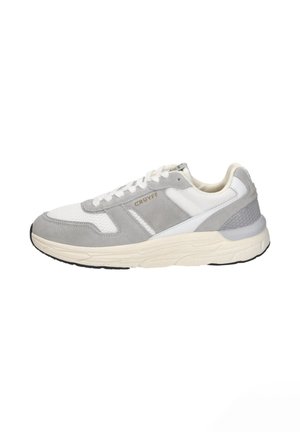 Weißer und grauer Sportschuh mit niedrigem Schaft, Obermaterial aus Wildleder und Mesh, gepolsterte Sohle und "CRUYFF"-Logo an der Seite.