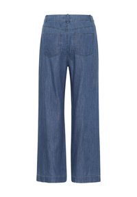 Jean denim bleu à jambes larges, vu de dos avec deux poches arrière et une ceinture avec passants de ceinture.
