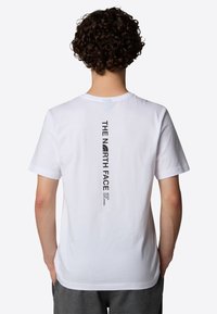 The North Face VERTICAL - Print T-shirt - tnf white tnf black