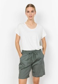 Witte V-hals T-shirt met korte mouwen, gecombineerd met olijfgroene korte broek met een elastische tailleband en zijzakken. Zachte stof, casual ontwerp.